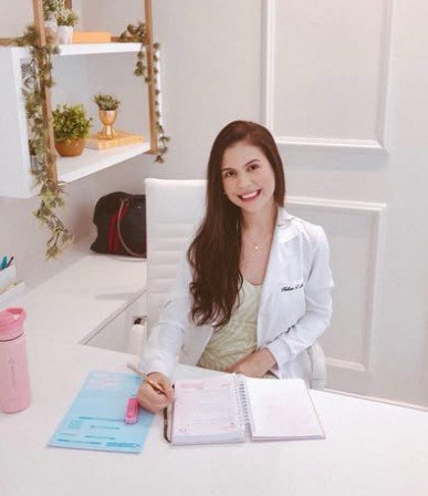 Dra. Hellen Araujo em seu consultório